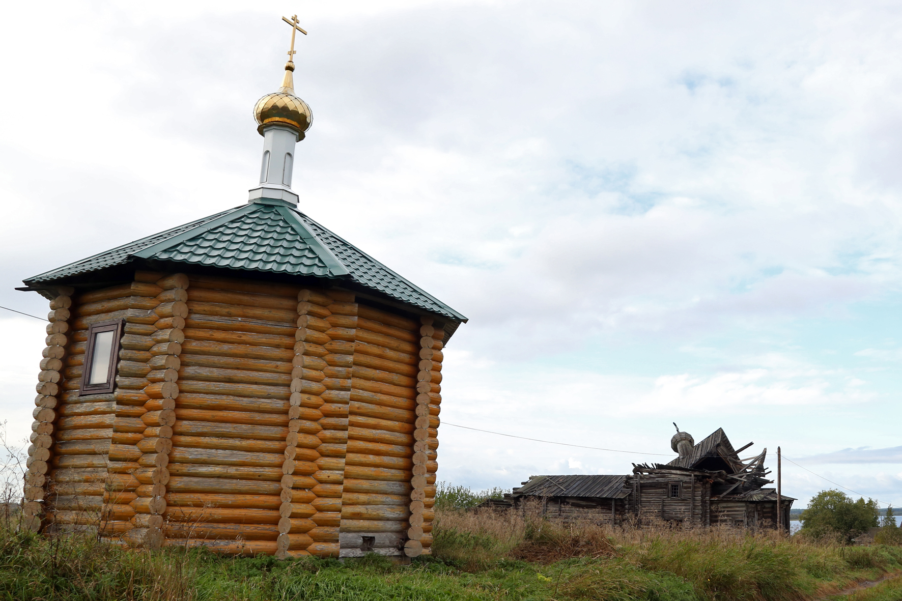 Деревня Чухчерема. Новая часовня на фоне старой разрушенной церкви Василия Блаженного