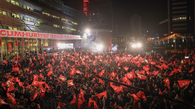 Турецкая оппозиция впервые за 20 лет обошла на местных выборах правящую партию