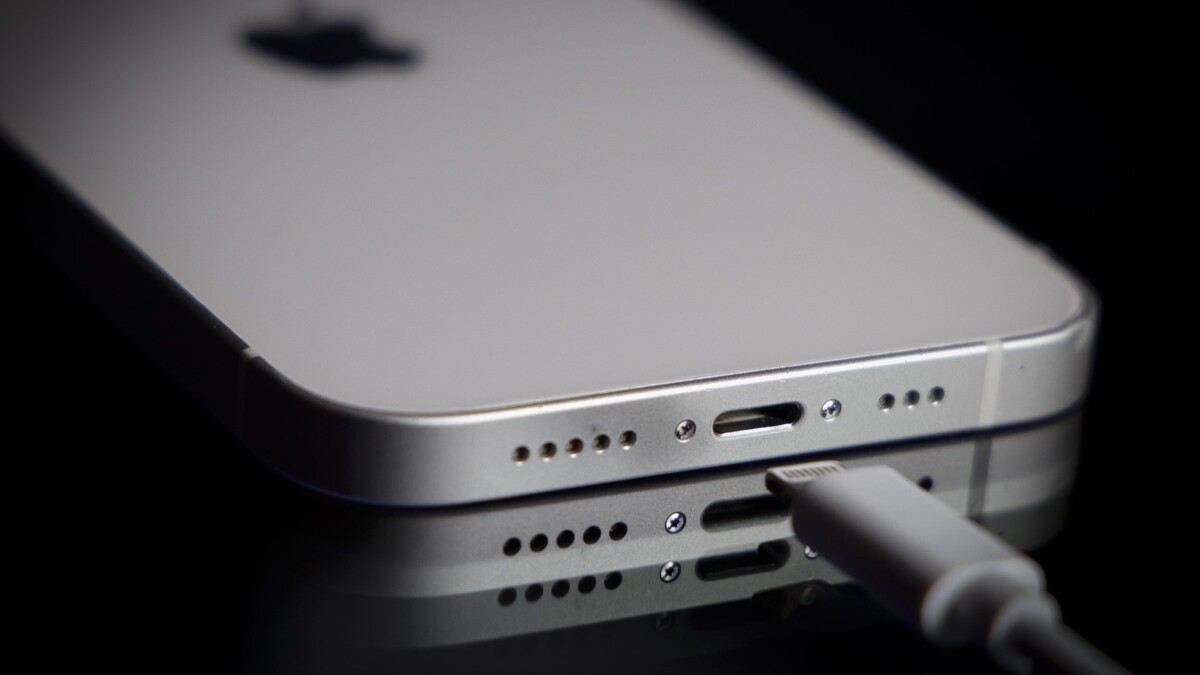 Айфон 16 про разъем зарядки. USB-C на айфон 15. Айфон 15 юсб. Айфон 15 какая зарядка разъем. Как зарядить старый айфон.