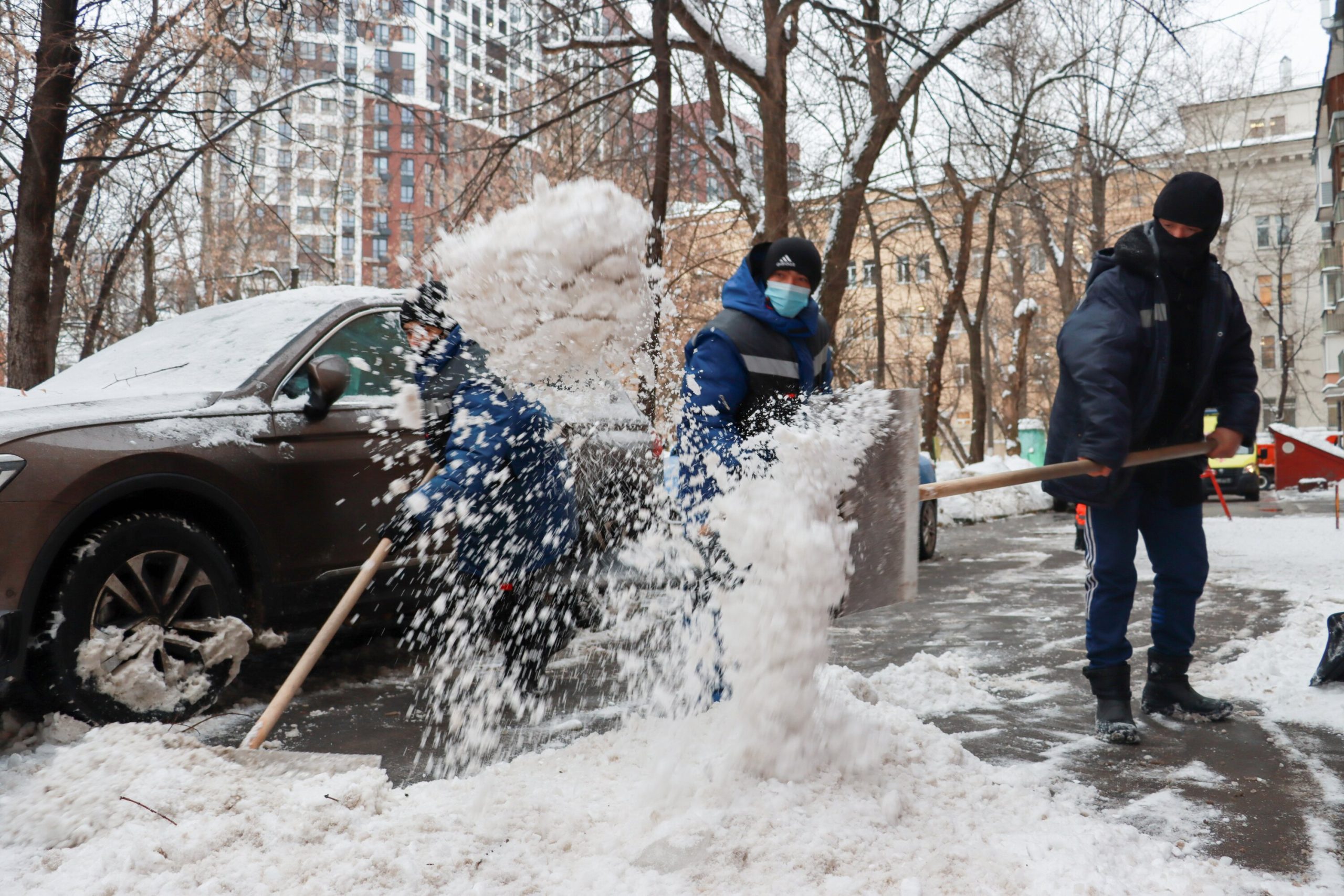 Не убирают снег в москве. Уборка снега во дворах СПБ. Чистильщик снега. Снег в Москве. Долгопрудный в снегу.