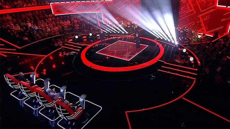 наставники шоу голос. полуфиналистка шоу голос из москвы. нагиев держит за руку девушку конкурсанта на голос фото. голос 19 лет. 03 2024.