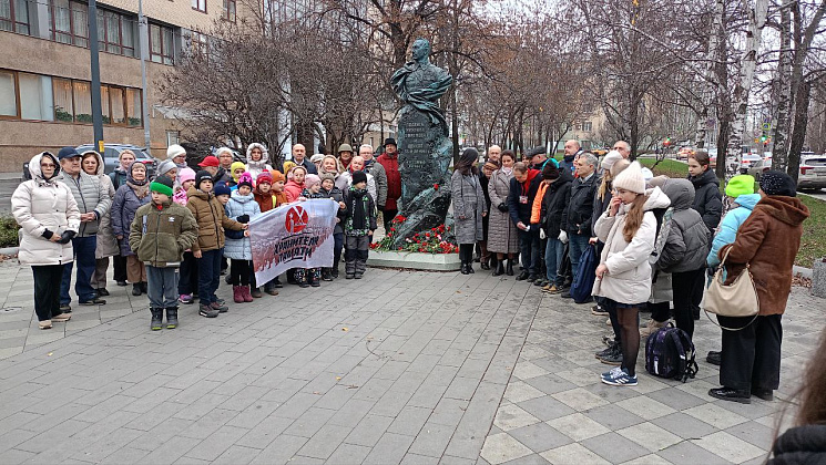 Мемориально-патронатная акция прошла у памятника М.Г. Ефремову