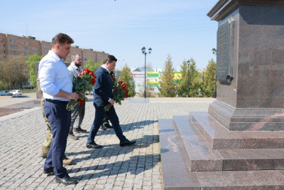 Андрей Воробьев возложил цветы к стеле «Город воинской славы» в Можайске