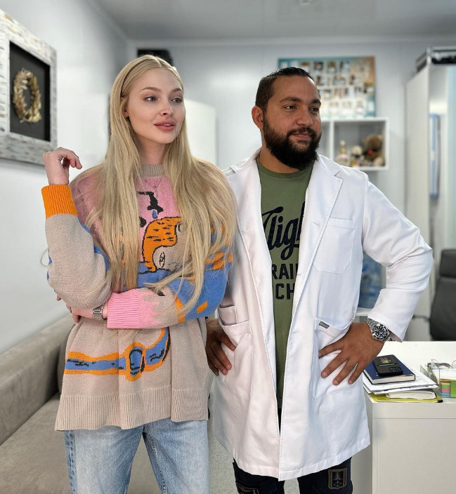 Алена позирует со звездным хирургом Самиром Седышевым