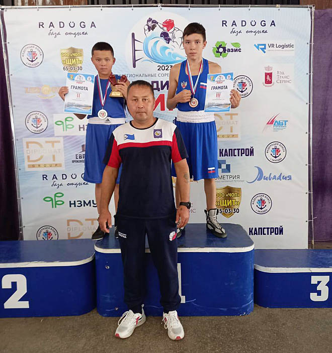 Несмотря на небольшой соревновательный опыт, анадырцам Ансару Жунусову и Даниилу Анье удалось завоевать серебряную и бронзовую медали соответственно. ФОТО: T.ME/CHUKOTKABOXING