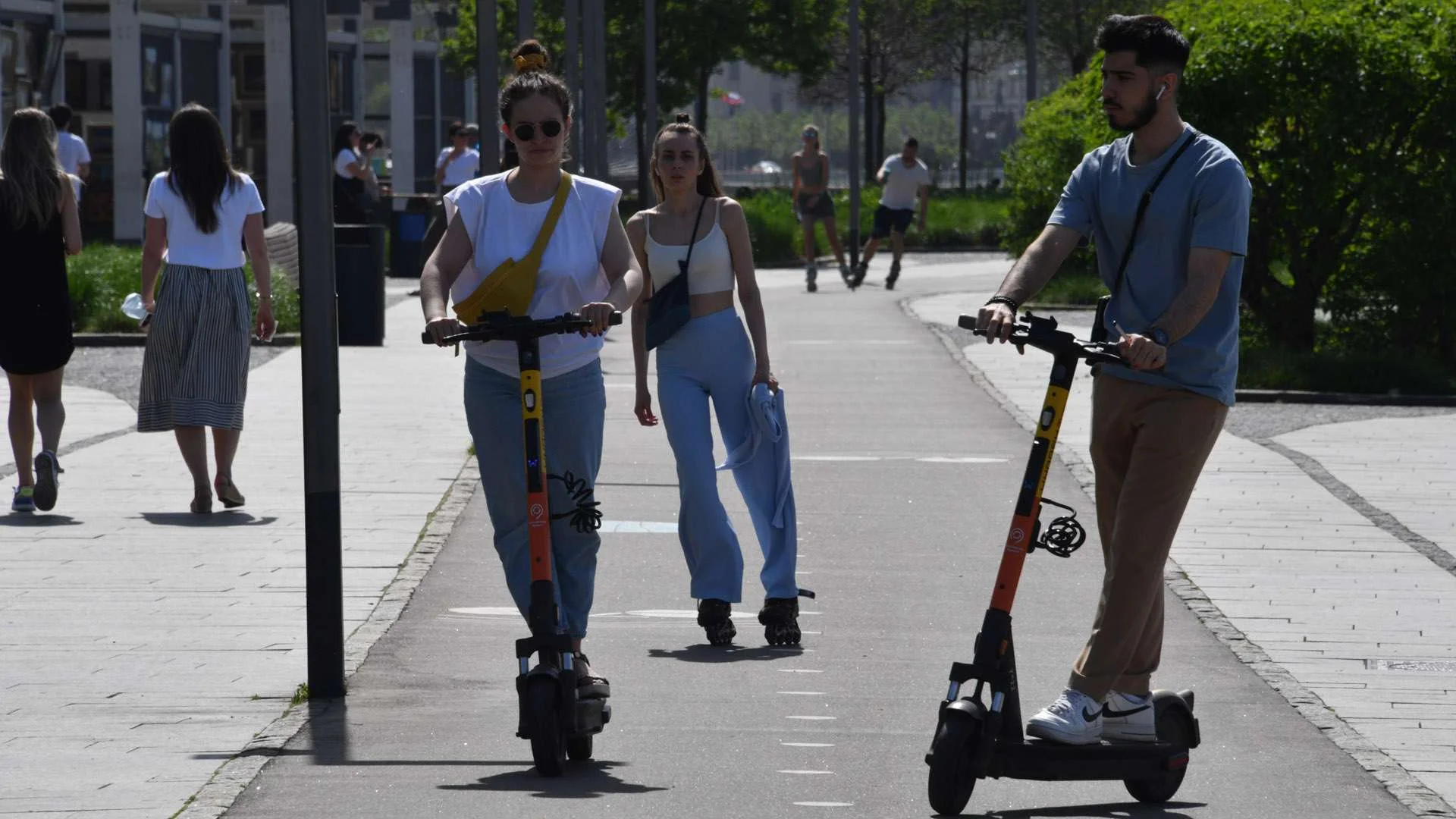 Электросамокаты в парке москвы. Самокат на тротуаре. Электросамокаты в парках москвы. Стоянка электросамокатов. Езда на электросамокате.