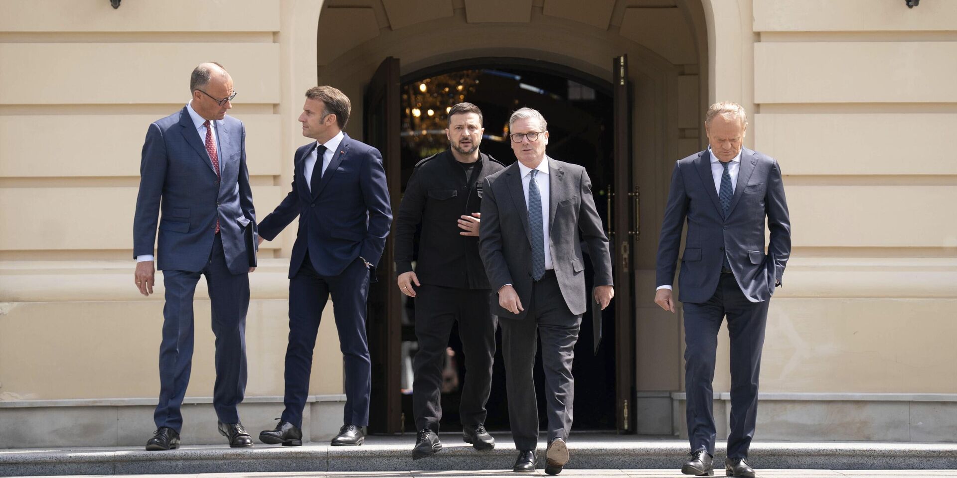 Канцлер Германии Фридрих Мерц, президент Франции Эммануэль Макрон, Владимир Зеленский, премьер-министр Великобритании Кир Стармер и премьер-министр Польши Дональд Туск (слева направо) в Киеве 10 мая 2025 года - ИноСМИ, 1920, 04.12.2025