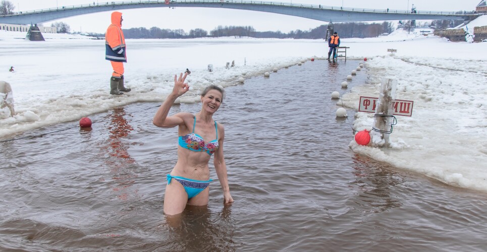Любители зимнего плавания из Новгорода и Санкт-Петербурга поборолись за победу на городских соревнованиях