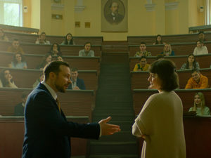 Алексей Чадов берет уроки у преподавателя искусствоведения Яны Гладких в трейлере «Культурной комедии»