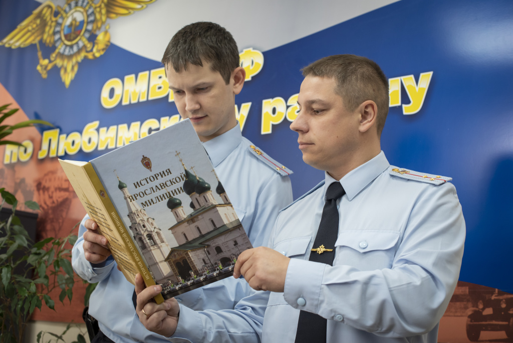 ФОТО: Участковый уполномоченный полиции лейтенант полиции Денис Киселев, специалист группы тылового обеспечения старший лейтенант полиции Павел Жарин