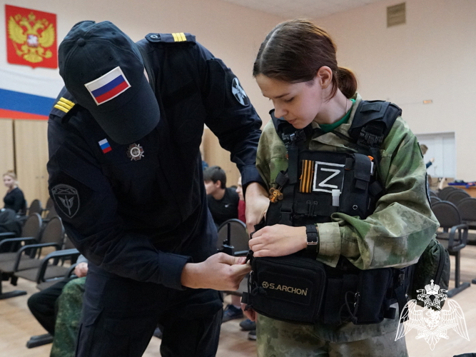 Новгородские росгвардейцы провели выставку средства связи и экипировки для молодежи