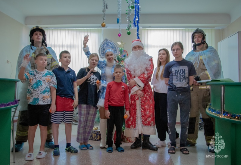 «Новогодний десант»: севастопольские сотрудники МЧС России навестили ребят, проходящих лечение в больнице