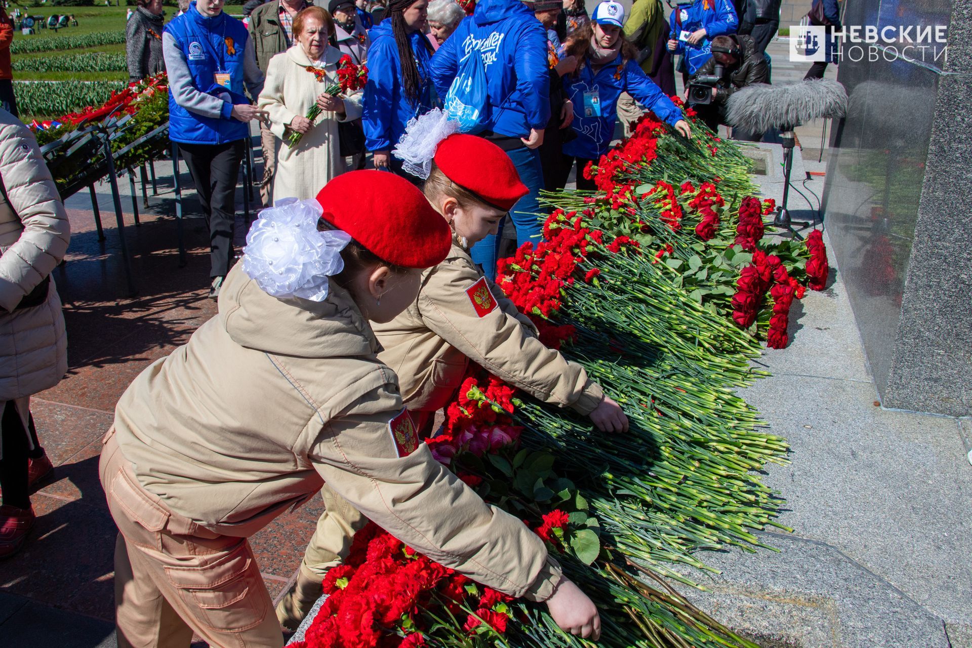 Пискаревское кладбище сегодня мероприятия. Возложение цветов на Пискаревском кладбище. Возложение цветов на Пискаревском кладбище сегодня.