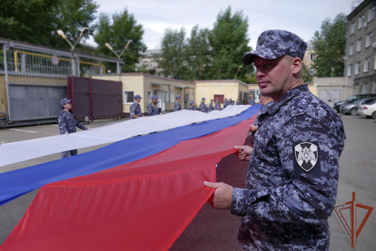 Военнослужащие и сотрудники Росгвардии в регионах Сибири провели мероприятия ко Дню Государственного флага России 