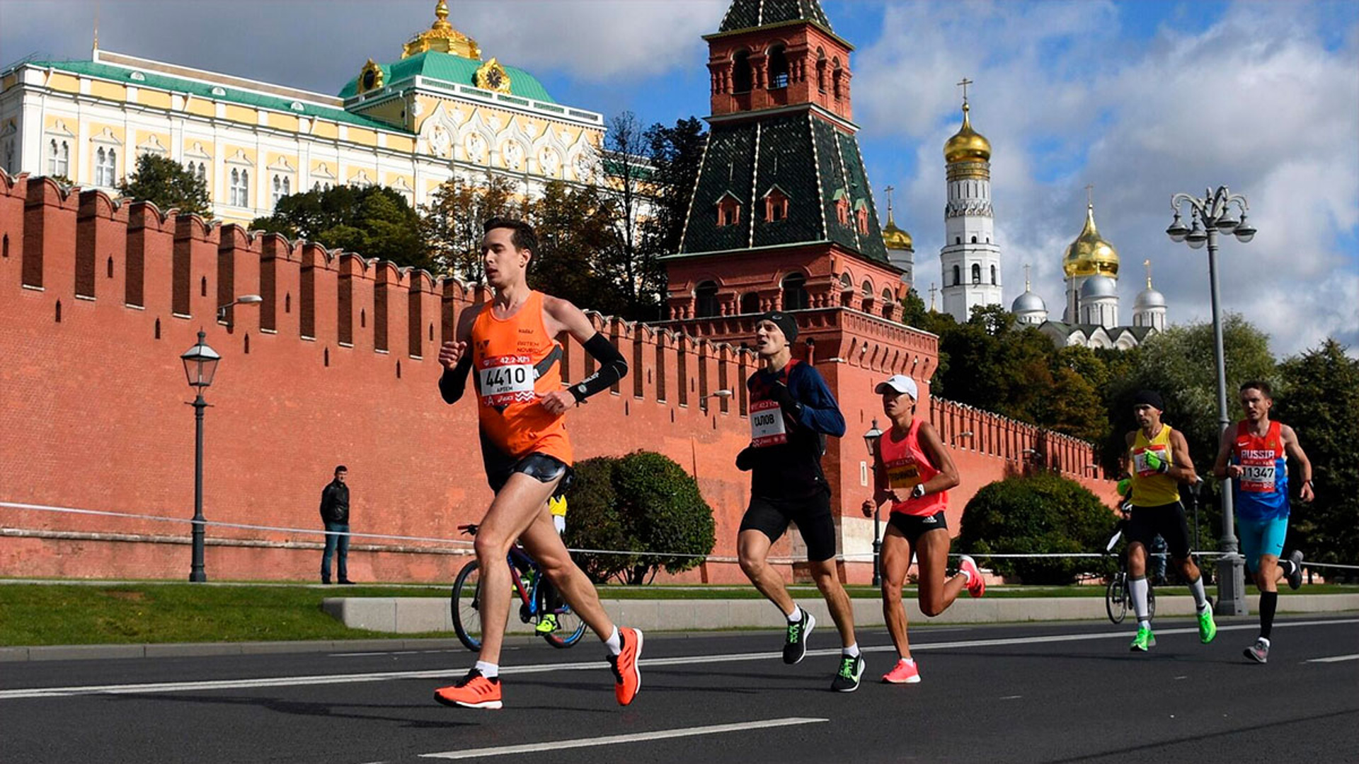 Бегу по москве песня. Московский марафон 2020. Московский марафон 2022. Москва полумарафон Лужники. Московский марафон 2021.