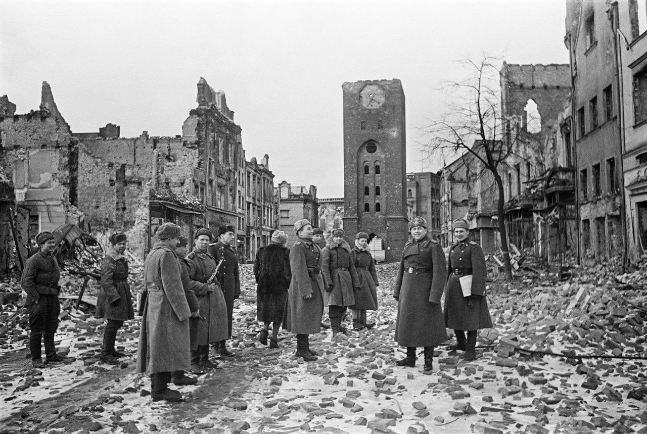 Командующий 5-й гвардейской танковой армией генерал-полковник В.Т. Вольский (второй справа) с офицерами в Эльбинге.