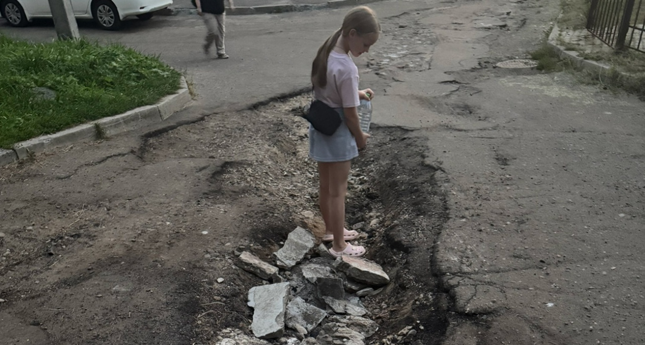 В Ярославле яму измерили ребенком