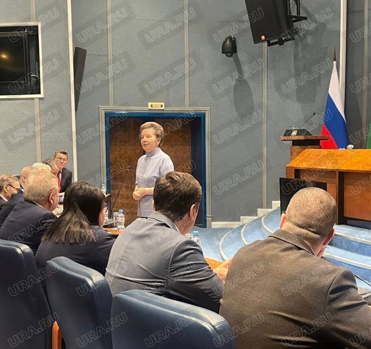 Губернатор ХМАО Наталья Комарова попрощалась с политбомондом на заседании Думы Югры