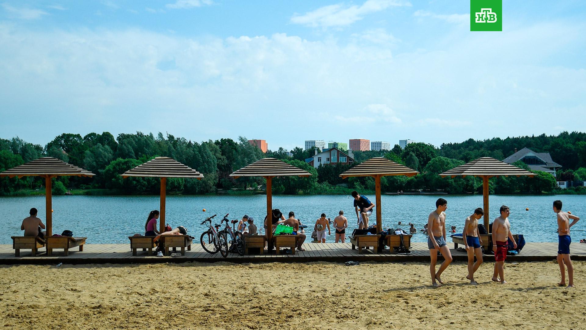 Пляж на реке. Общественный пляж. Филевский парк бассейн открытый. Парк горького москва набережная. Девушки на пляжах подмосковья.