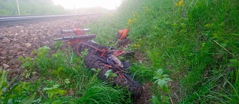 Мотоциклист попал под пассажирский поезд в Удмуртии