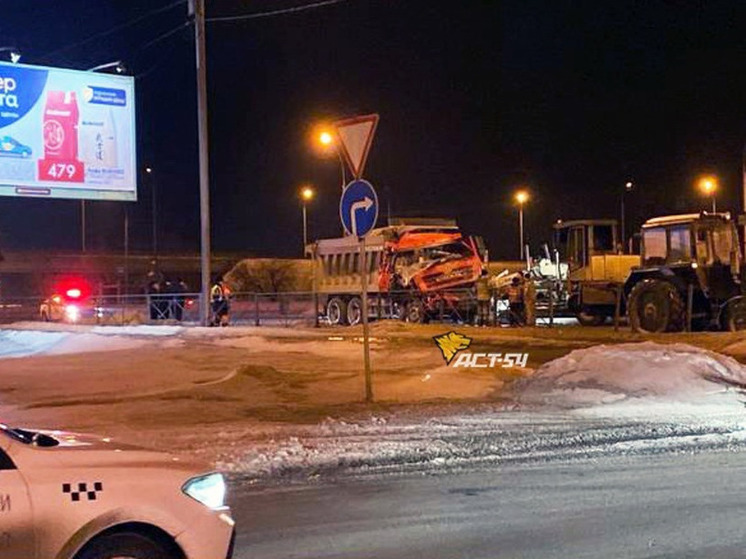 Самосвал и грузовик столкнулись ночью в Новосибирске