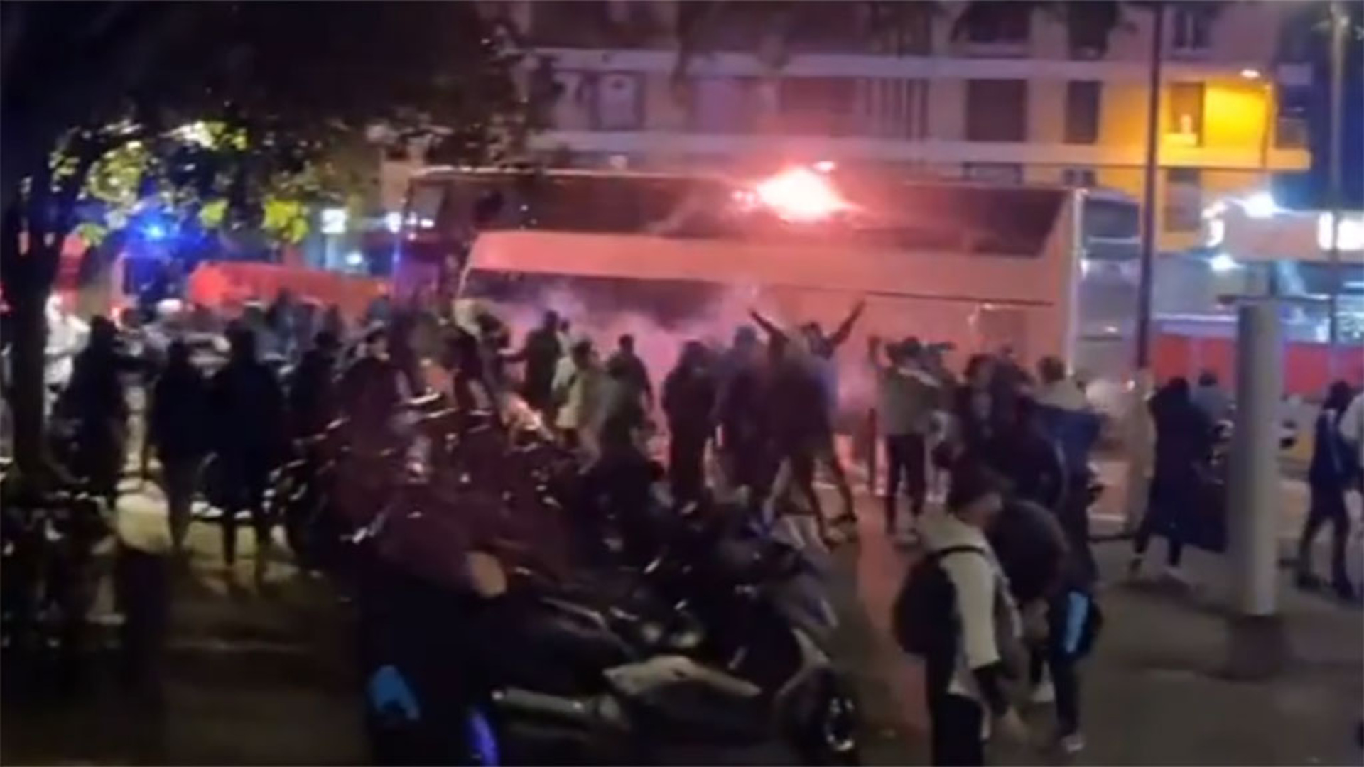 Фанаты в автобусе. Паника в автобусе. поклонники у автобуса. 200 русских болельщиков в марселе фото.