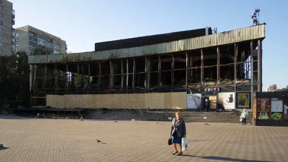 Здание кинотеатра «Слава» после пожара в 2023 году. Фото: Дмитрий Абрамов / MR7