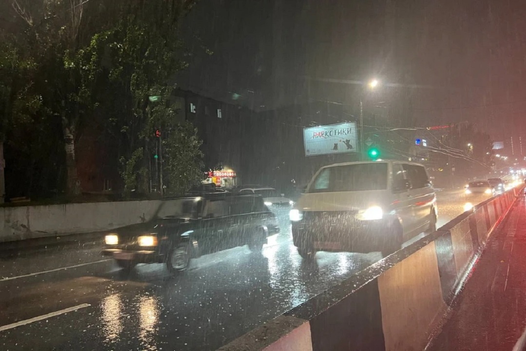 ливень в ростове потоп. подтопление в ростове на дону. ростов буденновский затопило. сильный ливень. сильный ливень.