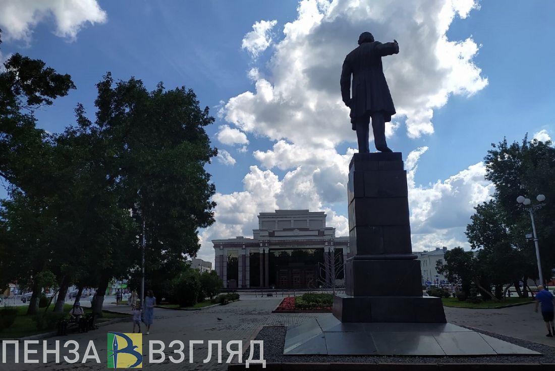 Пенза белинский. Памятник Ленину Пенза. Памятник похожий на Ленина. Памятник Ленину в Омске на Ленина 10. .Памятник в. и. Ленину. В Сабах.