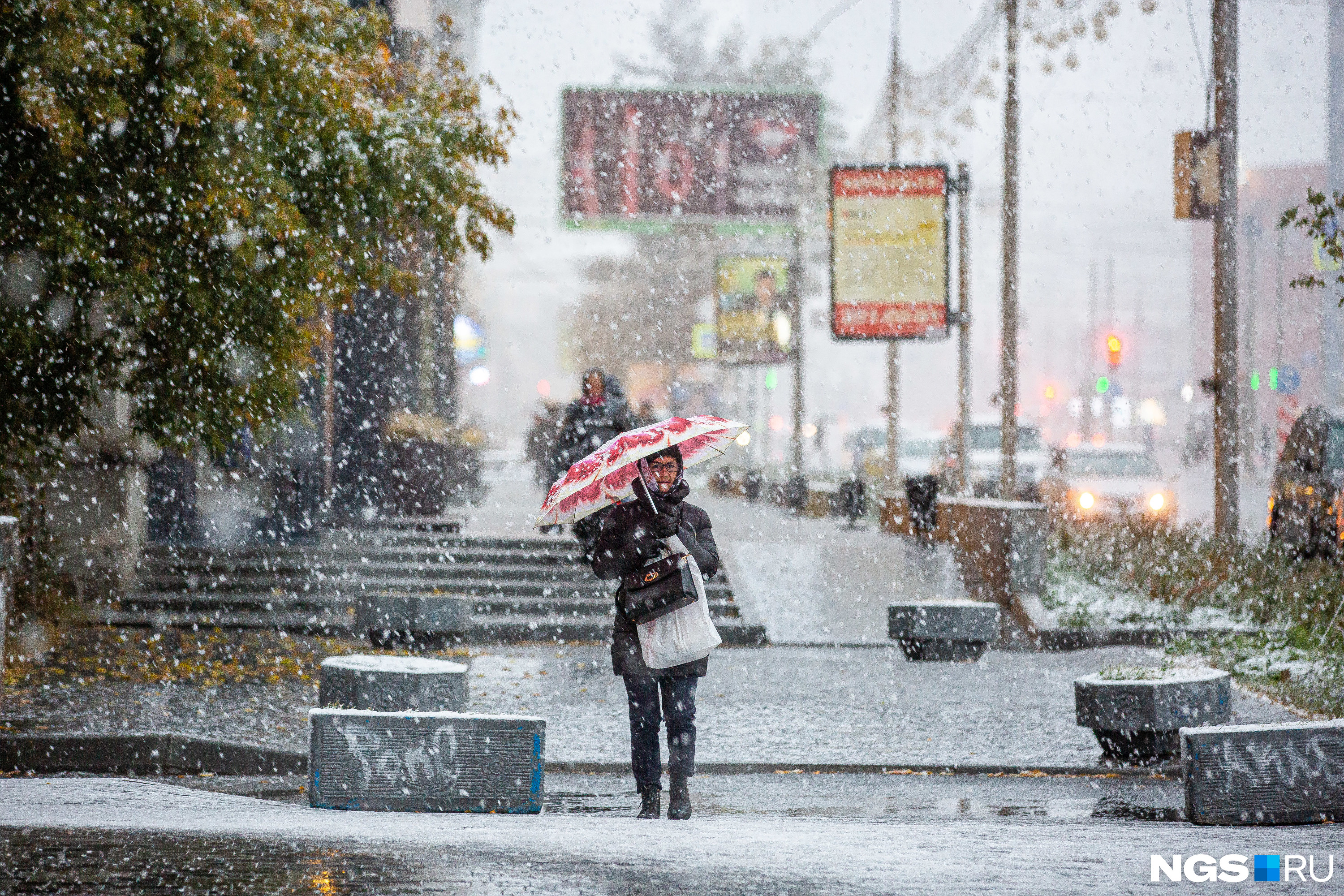 похолодание до 2. снег с дождем. ожидаются заморозки. ночная дождливая москва. мороз.