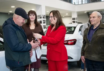 Фото 2. Пострадавшие на производстве орловцы получили ключи от новых автомобилей