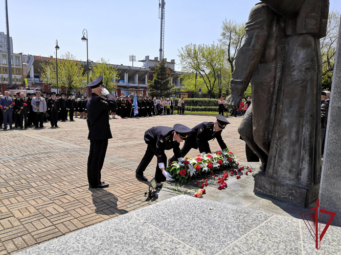 Начальник Управления Росгвардии по Приморскому краю принял участие в торжественном собрании у мемориала погибшим солдатам правопорядка