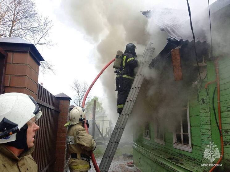 В Тверской области пожарные тушили жилой дом