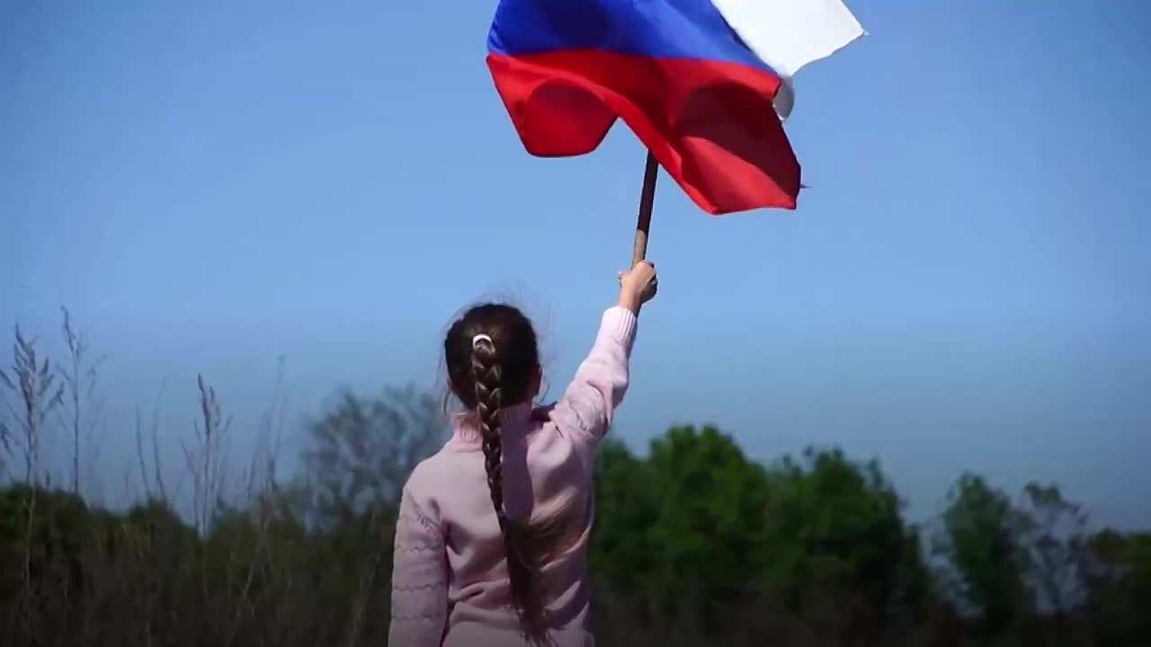 В Одессе женщина подняла флаг России на демонтированный памятник Екатерины 2-й (ВИДЕО)