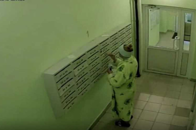 Скорая у подъезда. Прикольные объявления в подъезде. The rake существо в подъезде. Видеонаблюдение на лестничной площадке. Какого можно вызвать в подъезде.