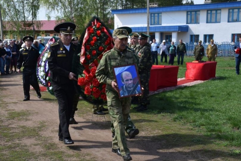 «Останется в наших сердцах навсегда»: в Башкирии простились с погибшим в СВО Виктором Селезневым