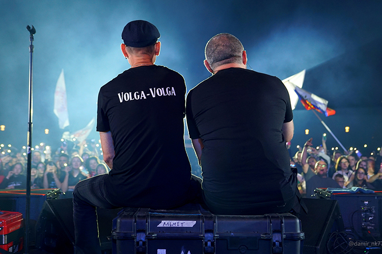 «В гастрольных планах откатать сейчас осенний тур по стране, завершить его в начале декабря в Казани и плавненько выйти на наши любимые новогодние корпоративы»