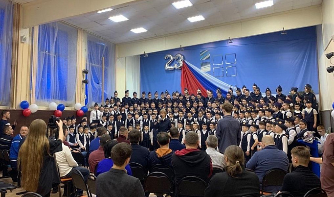 Тверские кадеты поздравили защитников Отечества песней «Небо славян»