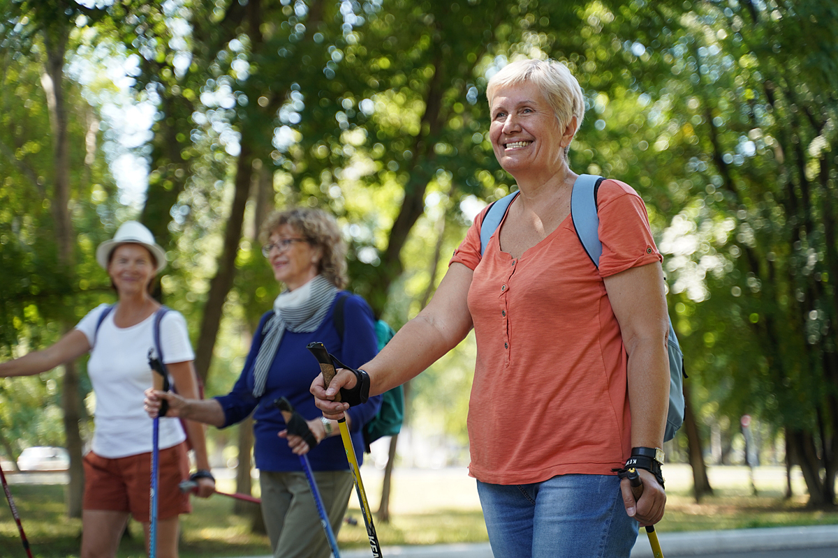 Работать после 80 лет. Прогулка пожилых. Скандинавская ходьба в парках Москвы. Скандинавская ходьба проект для пожилых. Здоровые пожилые люди.