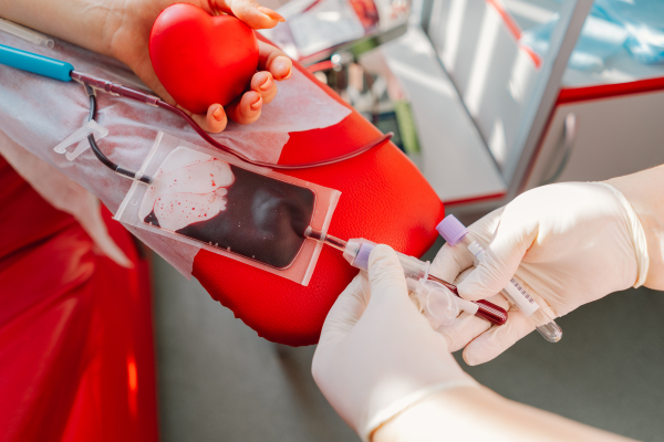 Более 19 тысяч югорчан ежегодно сдают кровь, почти 10 тысяч из них – Почётные доноры России