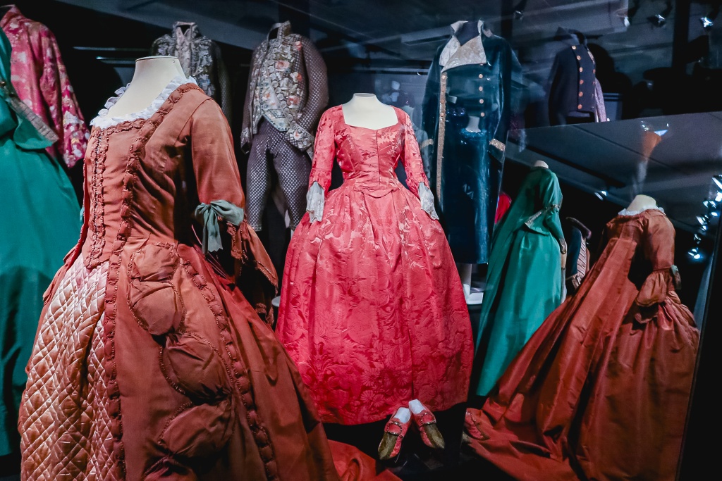 Исторические костюмы напротив костюмов современных модельеров. Фото: Ирина Иванова. Правообладатель: Институт культурных программ.