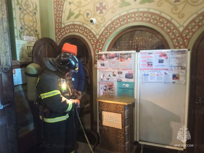 Учебный пожар ликвидировали в Свято-Троицком храме в городе Осинники