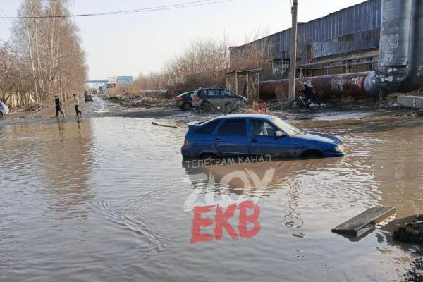 «Пехотинское море» и озера во дворах. Екатеринбург затопило огромными лужами - Фото 2