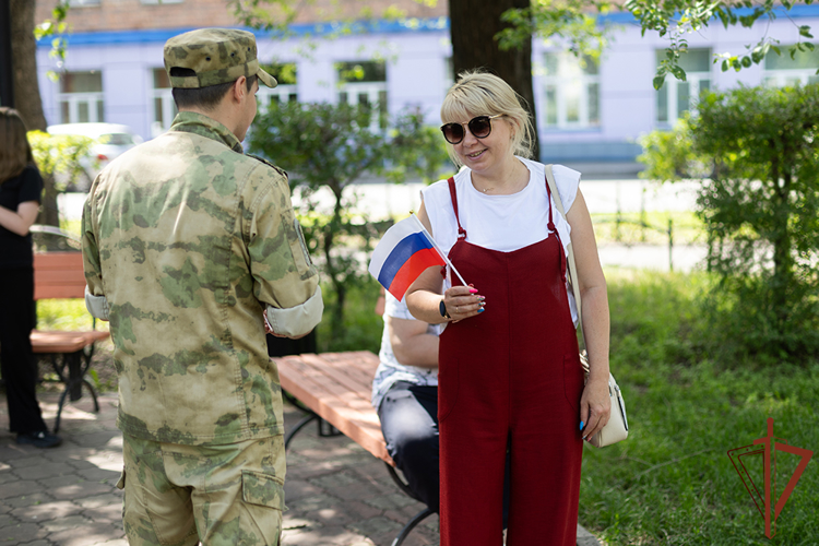 Военнослужащие и сотрудники Росгвардии в регионах Сибири провели мероприятия ко Дню Государственного флага России 