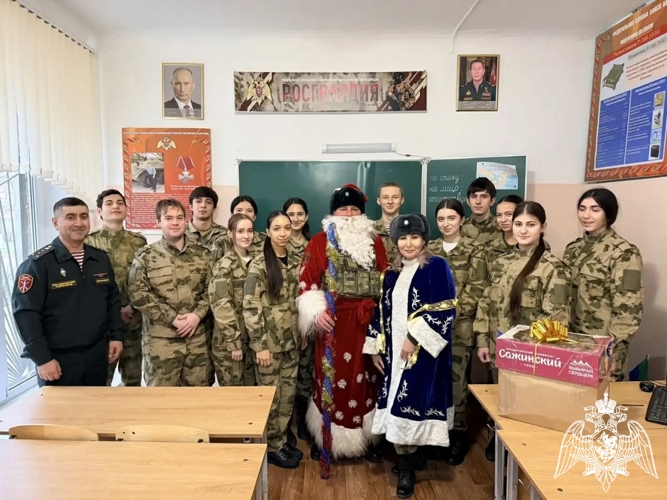 В Дагестане росгвардейцы поздравили с наступающим Новым годом учащихся профильных классов