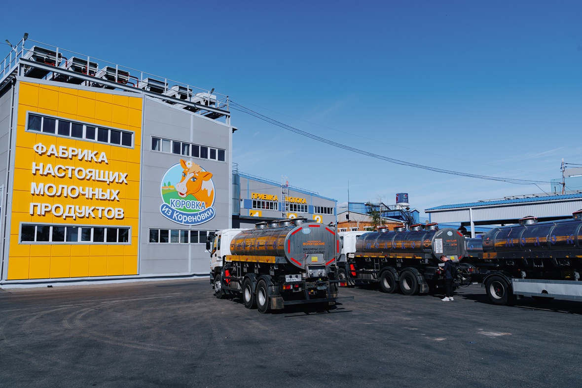 Съемочная группа РБК ТВ Юг посетила Кореновский молочно-консервный комбинат, который выпускает продукцию под маркой «Коровка из Кореновки», одного из любимых молочных брендов президента России Владимира Путина. Несколько раз глава государства публично пробовал мороженое от «Коровки», а в холодильнике президента в Кремле ранее заметили ряженку этого бренда. «Тур де Завод» — это масштабный медийно-образовательный проект, целью которого является популяризация промышленного туризма на Юге и Северном Кавказе. Во время туров на ведущие предприятия региона команда проекта создает многоформатный контент, который покажет работу заводов, ферм и фабрик изнутри, расскажет истории их создателей и сотрудников, а также простимулирует интерес к ним со стороны туристов, инвесторов и потенциальных работников. 