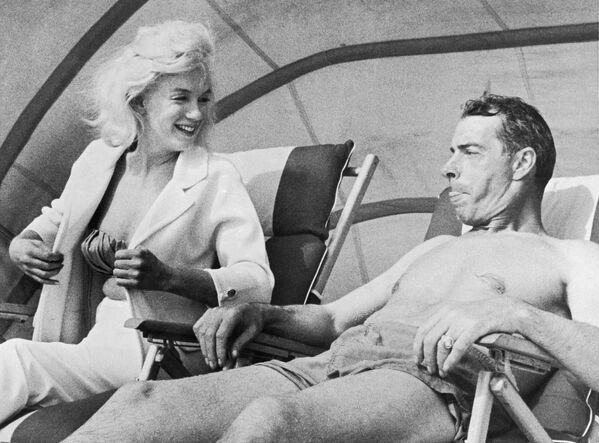 Неподражаемая Мэрилин Монро и американский бейсболист Джо Ди Маджио. Мэрилин устроила себе небольшой отпуск, а Джо здесь в качестве тренера "Нью-Йорк Янкиз". - Sputnik Грузия