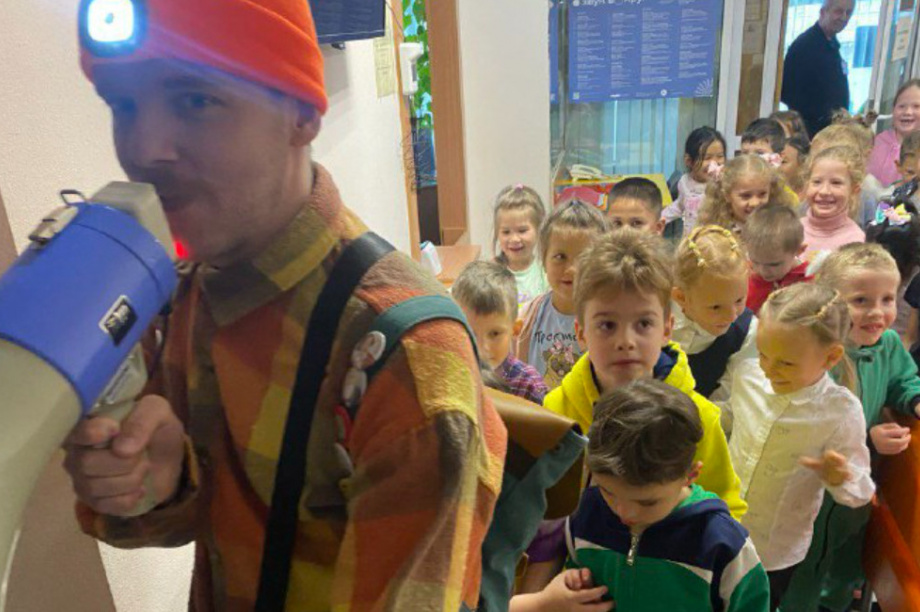 Актёры из Москвы привезли на Камчатку детский спектакль о книгах и библиотеке. Фото: kamgov.ru. Фотография 9