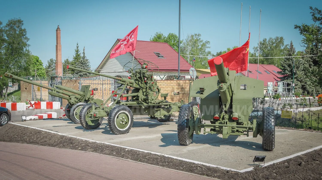 В Фокинском районе установили легендарные пушки освободителей Брянска