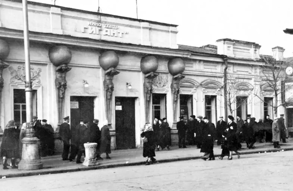 Так выглядел кинотеатр «Гигант» в 1955 году. Тогда он считался крупнейшим в городе и единственным со статусом областного